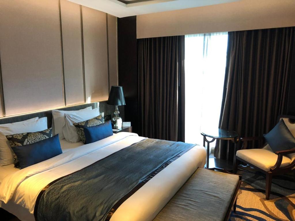 Postel nebo postele na pokoji v ubytování Pride Plaza Hotel, Aerocity New Delhi