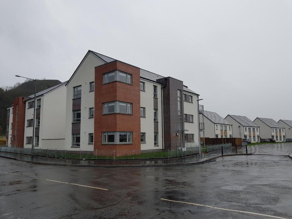 eine Reihe von Apartmenthäusern auf einem Parkplatz in der Unterkunft 3 Royal View Apartments in Stirling
