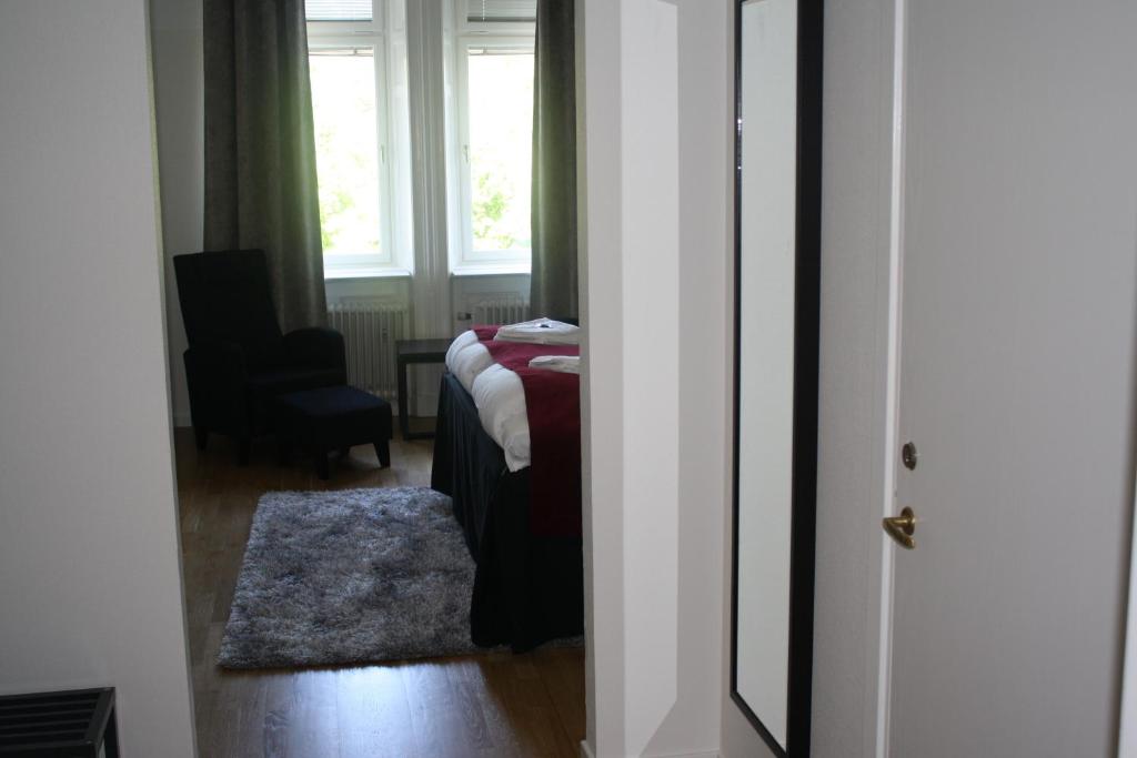 Postel nebo postele na pokoji v ubytování Stadshotellet Kristinehamn