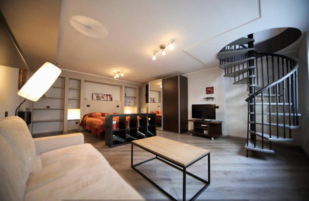 sala de estar con sofá y escalera de caracol en Appartamento Aleph, en Como