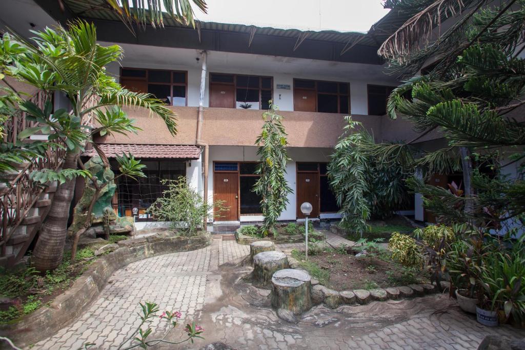 Κήπος έξω από το RedDoorz @ Panglima Sudirman Probolinggo