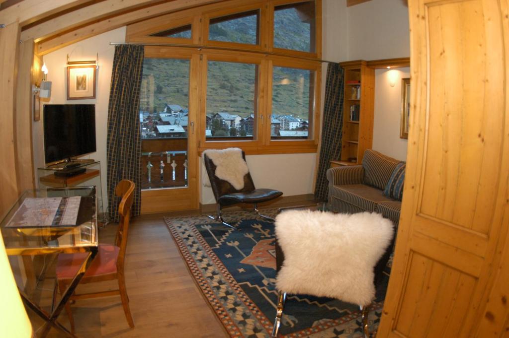 TV a/nebo společenská místnost v ubytování Chalet Guggenbiel