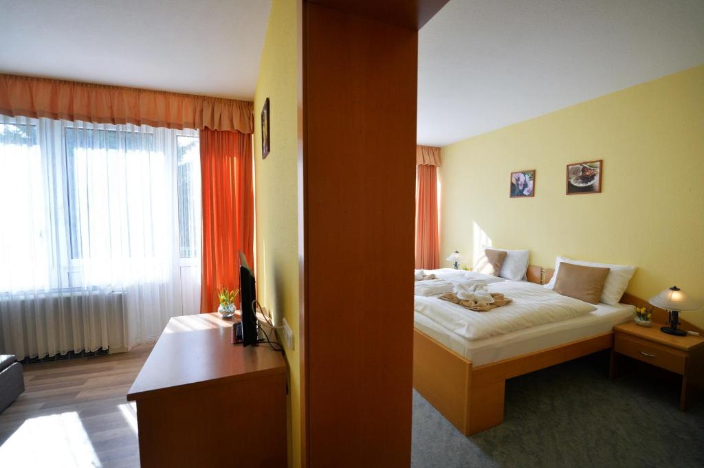 Postel nebo postele na pokoji v ubytování Panorama Hotel Noszvaj