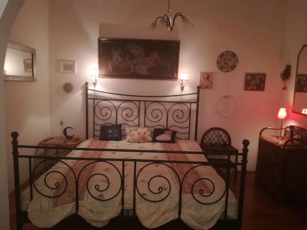 ein Schlafzimmer mit einem Bett in einem Zimmer in der Unterkunft Violetta apartmanlakás in Hévíz