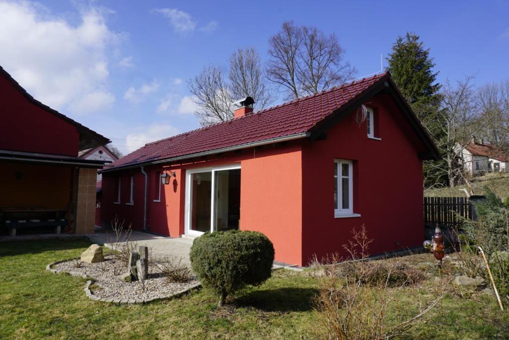 ein rotes Haus mit rotem Dach in der Unterkunft Summer House in Česká Kamenice