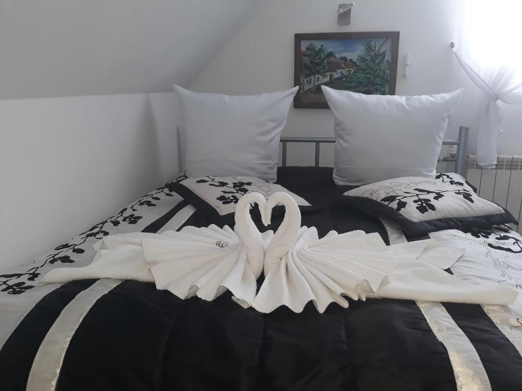 a bed with two white swans on it at Apartament Gazdowski in Bukowina Tatrzańska