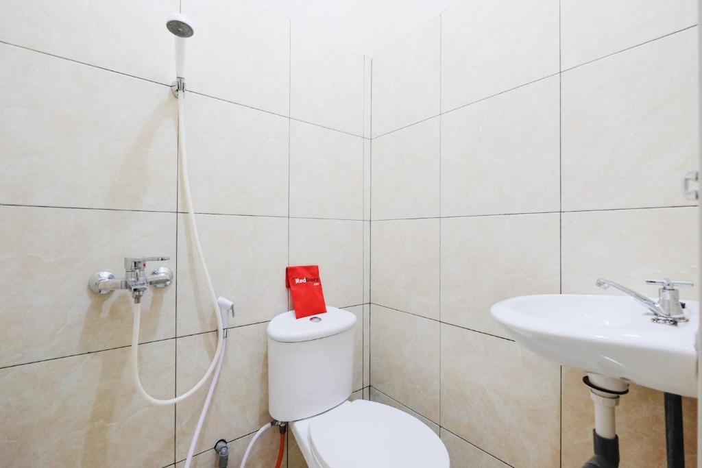 RedDoorz near Universitas Diponegoro Semarang - Twin Room