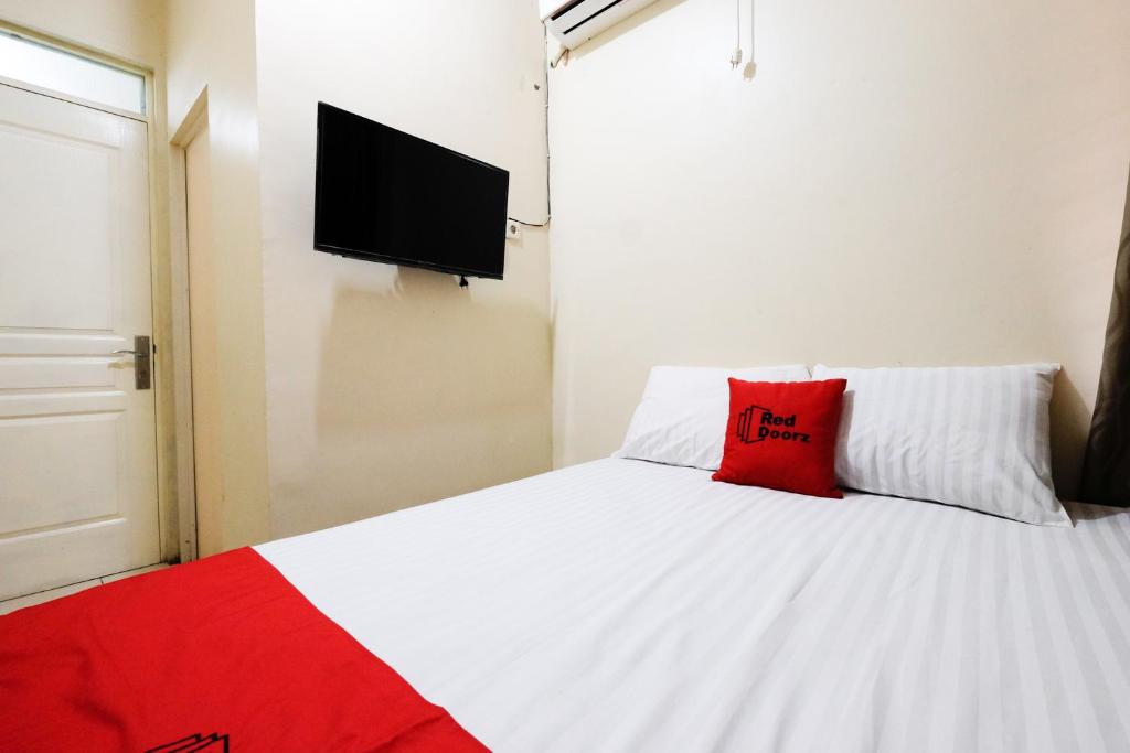 RedDoorz near Universitas Diponegoro Semarang - Double Room