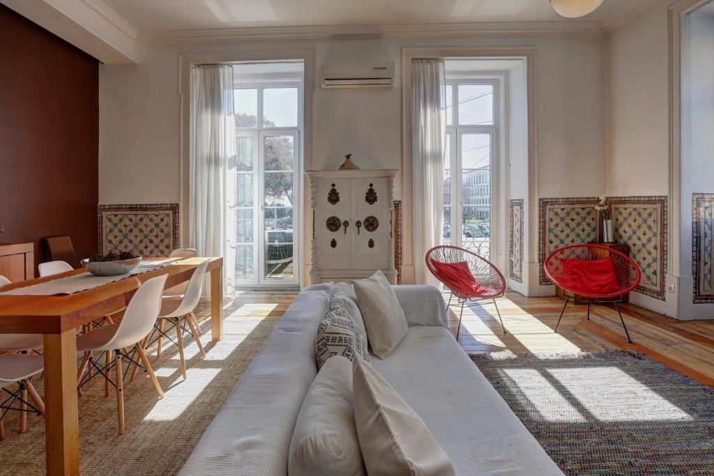 sala de estar con sofá y mesa en Lisbon Tejo Apartment Best Location with River View, en Lisboa