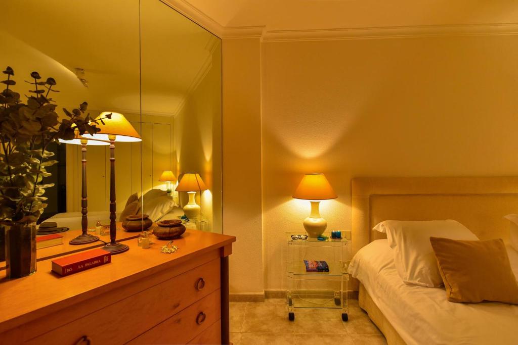 A bed or beds in a room at Las Canteras Seafront Apartment
