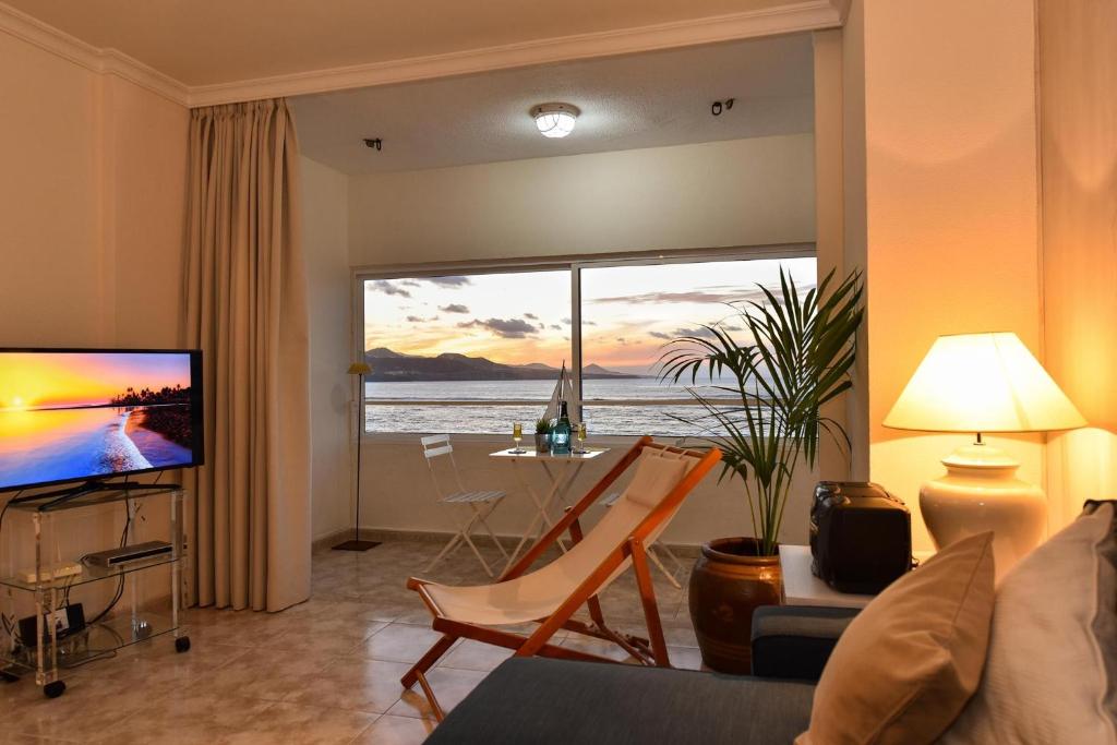 A television and/or entertainment centre at Las Canteras Seafront Apartment
