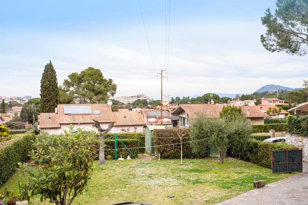vista su un cortile con alberi e case di Casa Malva a Portoferraio