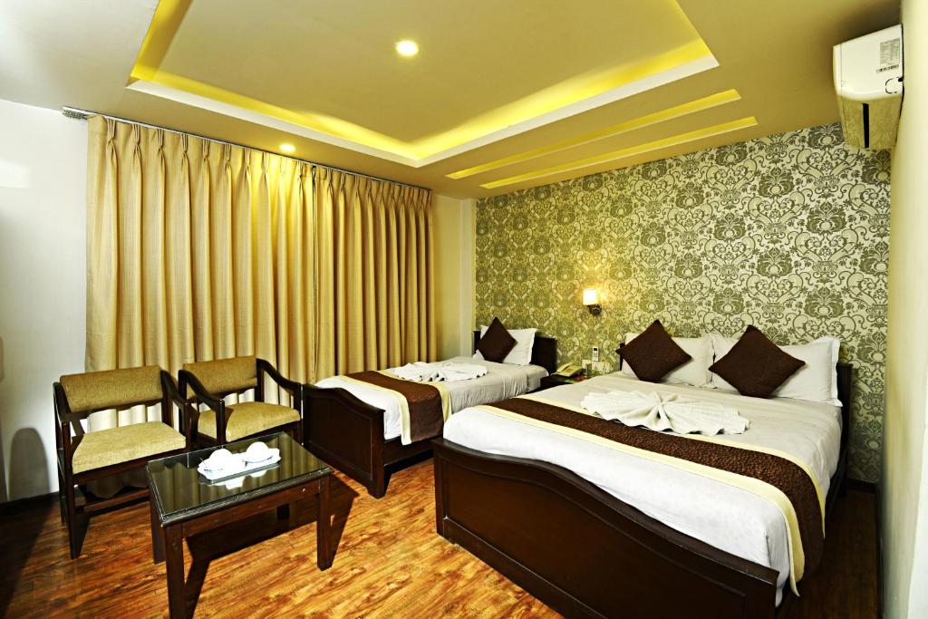 Postel nebo postele na pokoji v ubytování Kathmandu Grand Hotel