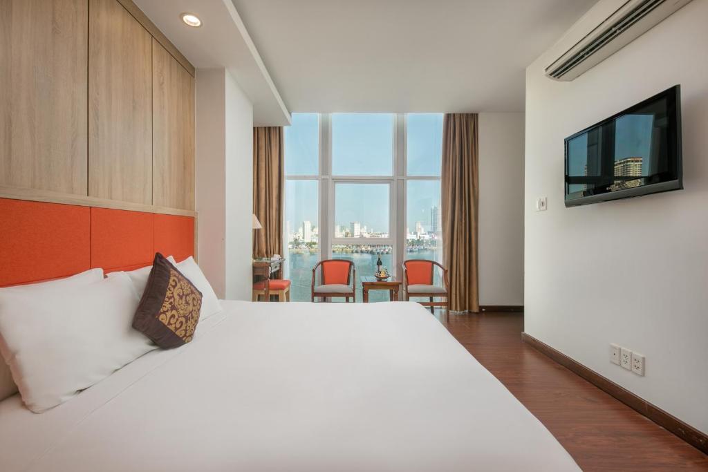 Giường trong phòng chung tại Sun River Hotel