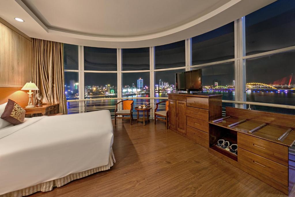 Giường trong phòng chung tại Sun River Hotel