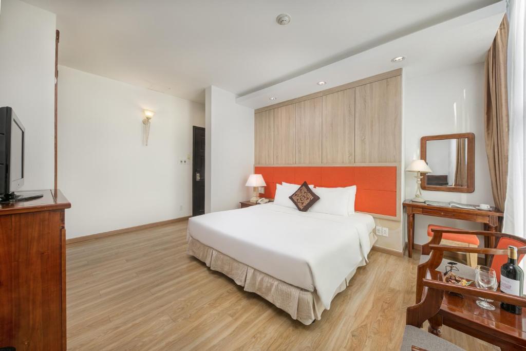 Giường trong phòng chung tại Sun River Hotel