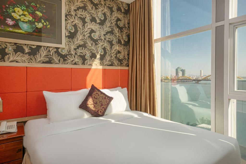 Giường trong phòng chung tại Sun River Hotel