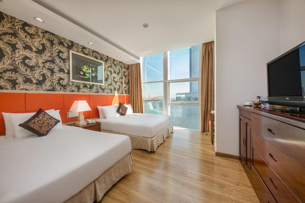 Giường trong phòng chung tại Sun River Hotel
