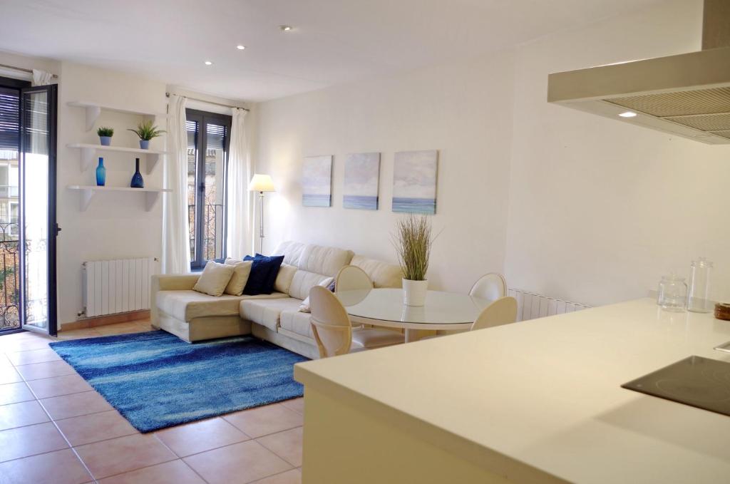 a living room with a couch and a table at Apartament en Plaça Nova 2, Palafrugell in Palafrugell