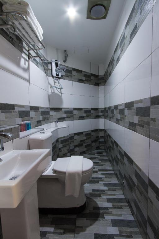 Koupelna v ubytování JS Hotel