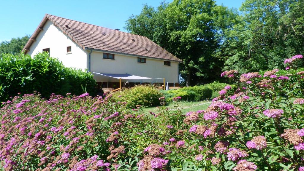 ein Haus mit einem Blumenfeld davor in der Unterkunft Clan Boucheron in Louroux-Bourbonnais