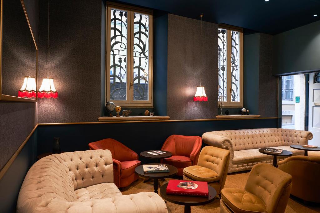 ein Wartezimmer mit Sofas, Stühlen und Fenstern in der Unterkunft Clerici Boutique Hotel in Mailand