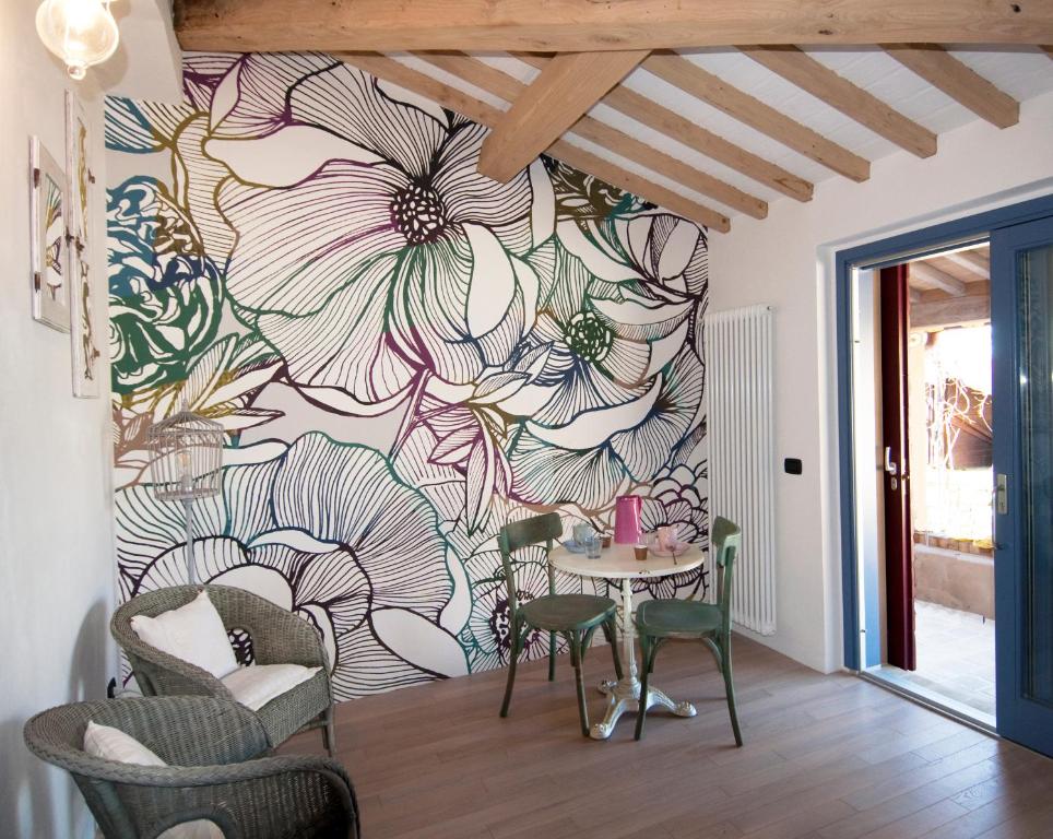 malowidło kwiatowe na ścianie w pokoju w obiekcie La Casina di Cioccolata w mieście Barberino di Val dʼElsa
