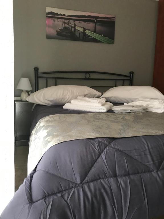 um quarto com uma cama com almofadas e sofá-cama em Pinpoint Rooms em Mesolongion