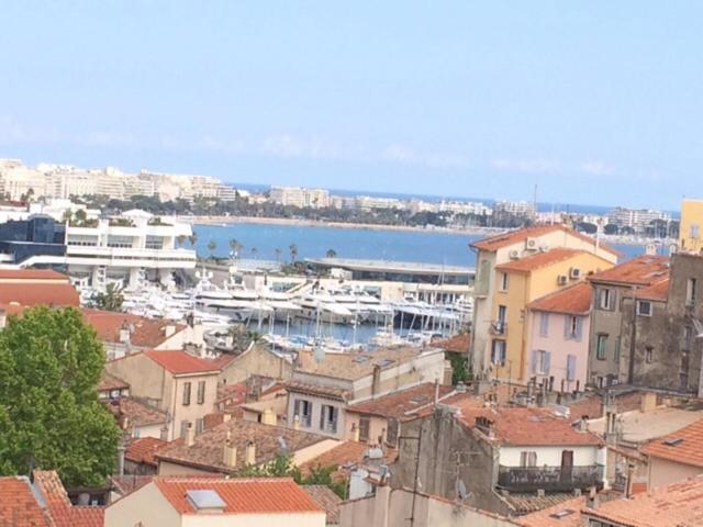 uma vista para uma cidade com barcos num porto em Lou Suquetan em Cannes