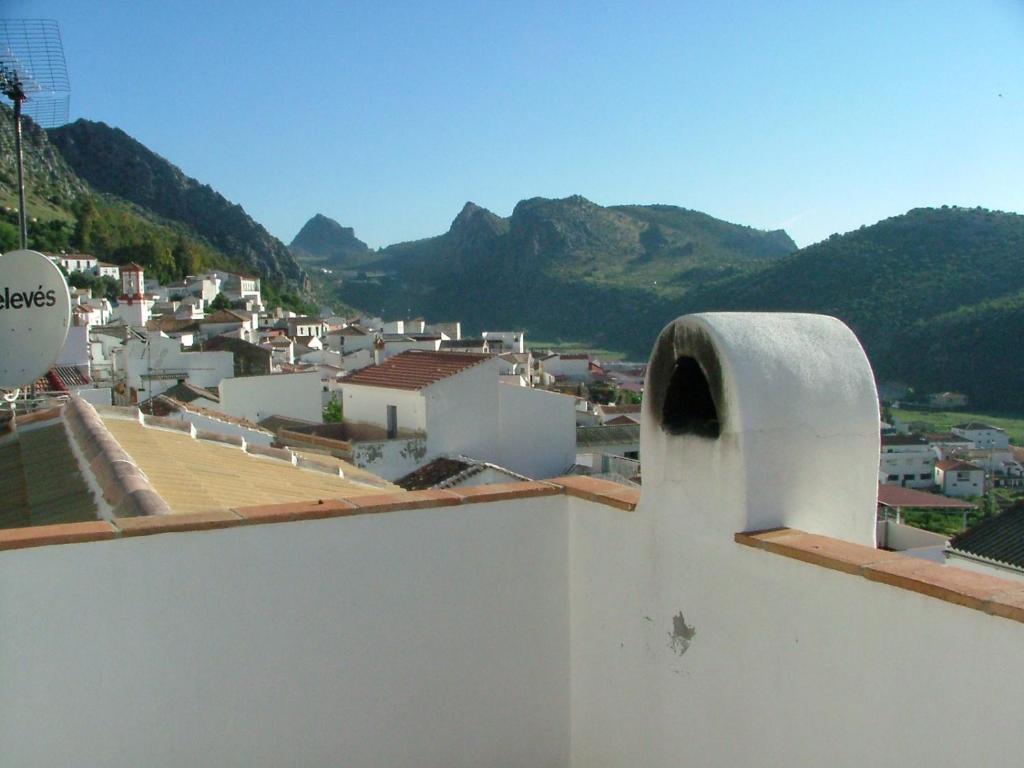 vistas a una ciudad desde el techo de un edificio en CASA RURAL PACO Y PACA en Benaoján