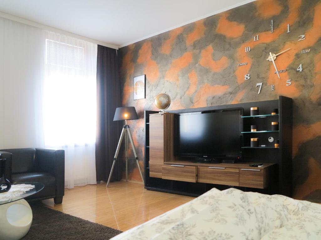 ein Wohnzimmer mit einem Flachbild-TV an der Wand in der Unterkunft Elegant No.18 in Wien