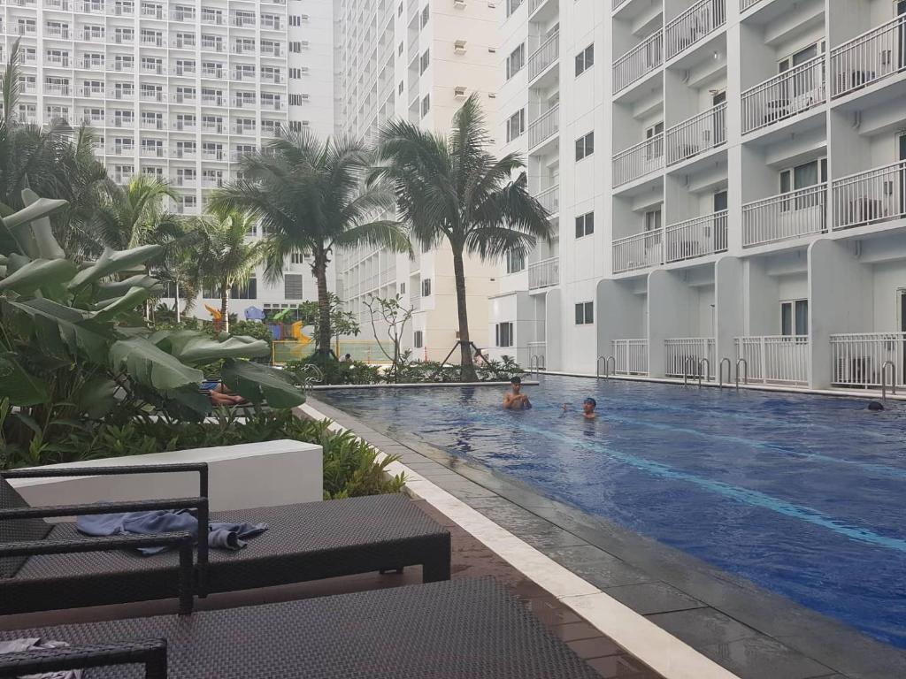 een zwembad in het midden van een gebouw bij 1 Bedroom Apartment @SMDC Shore Residences, Mall of Asia in Manilla