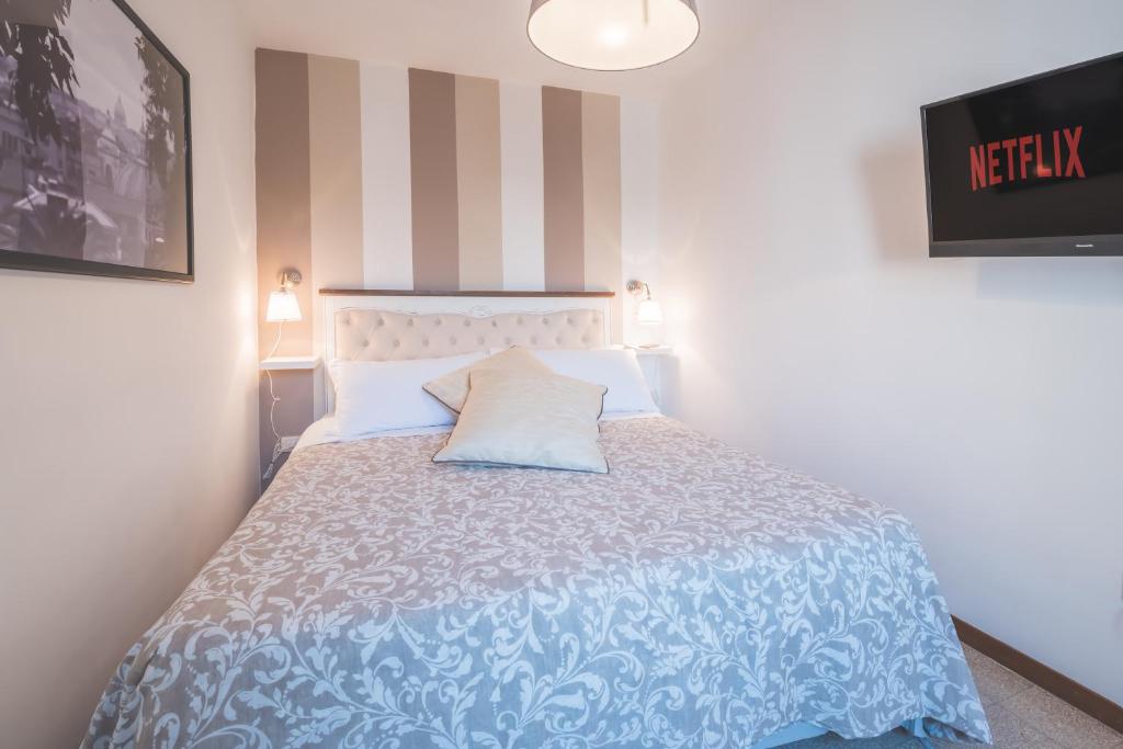 Łóżko lub łóżka w pokoju w obiekcie Pellegrino 75 Double Bedroom