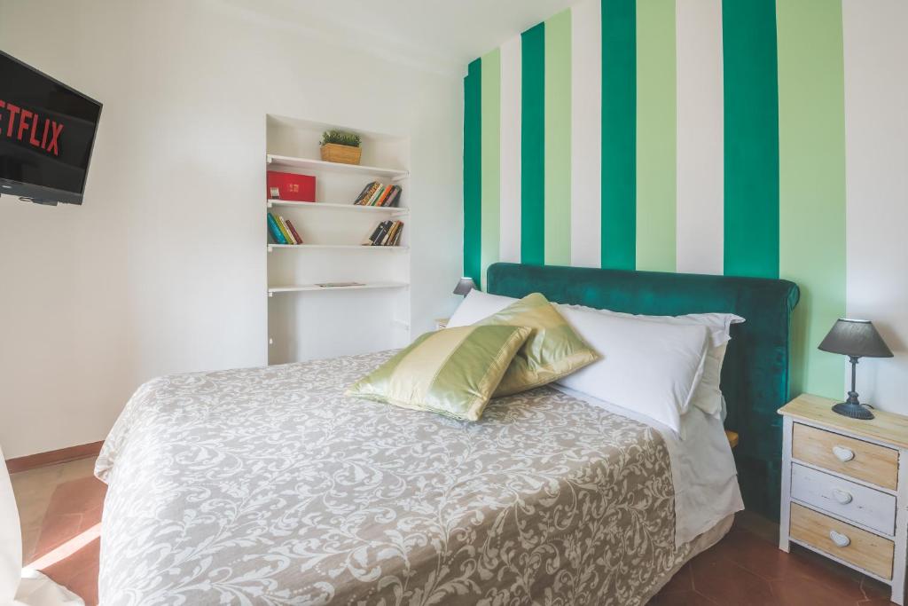 Łóżko lub łóżka w pokoju w obiekcie Pellegrino 75 Double Bedroom