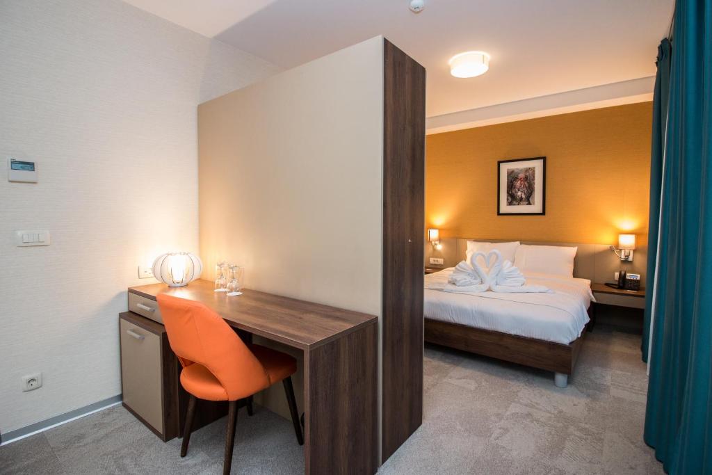 Postel nebo postele na pokoji v ubytování Sky Corner Hotel