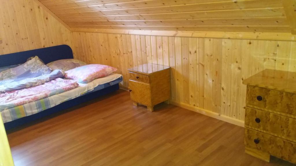 Postel nebo postele na pokoji v ubytování Domki nad jeziorem w Karłowicach