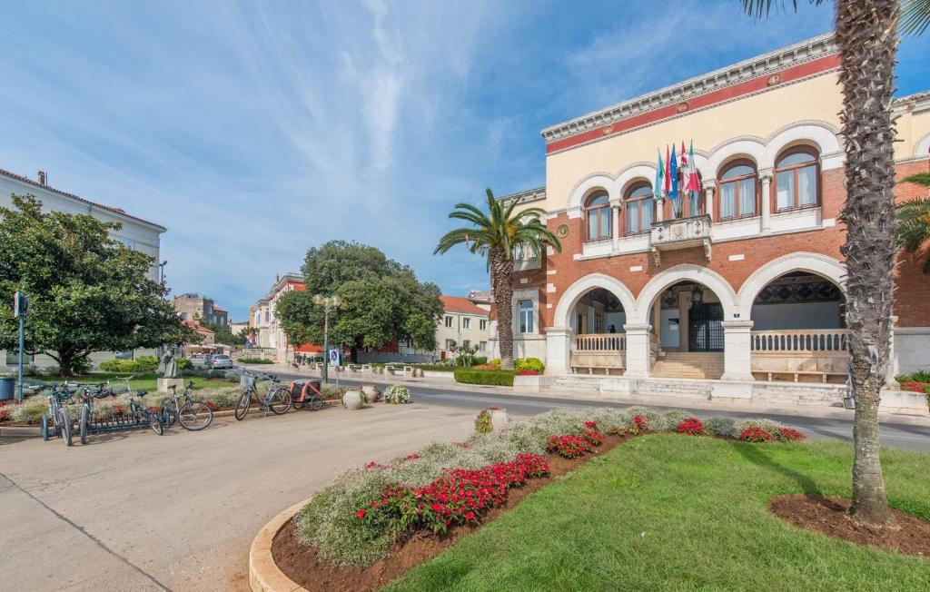 budynek z kwiatami przed ulicą w obiekcie Apartments Rajko w Poreču