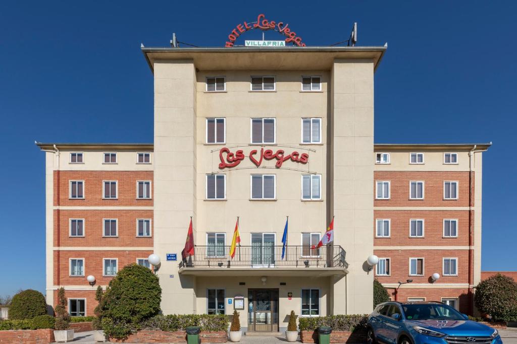 um edifício com um sinal em cima em Hotel Las Vegas em Burgos