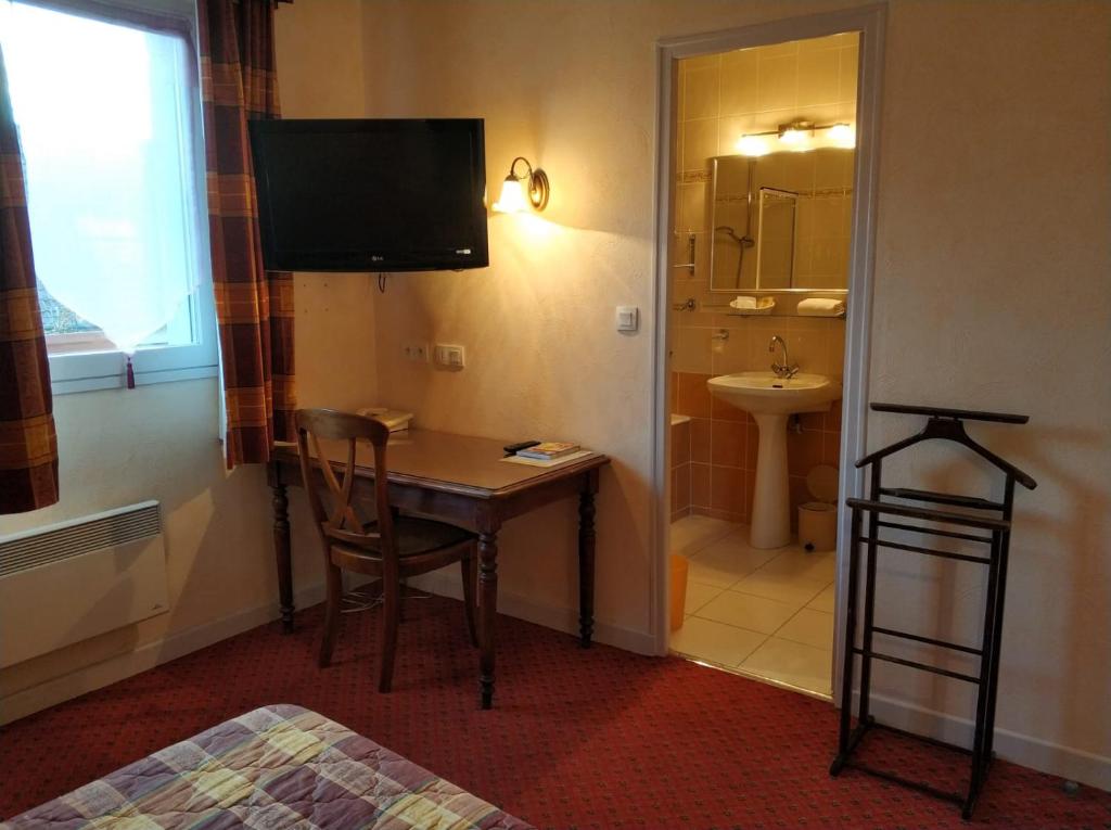 TV a/nebo společenská místnost v ubytování Logis Hotel Calisola Besançon - Soirée Etape