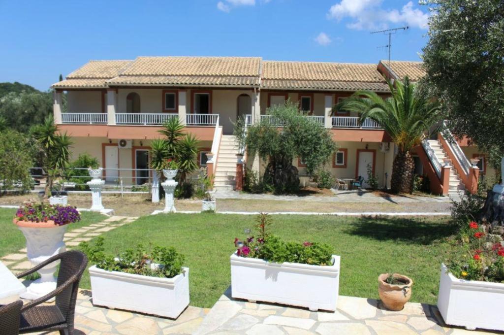 una casa con giardino di fronte di Villa Myrto a Pelekas