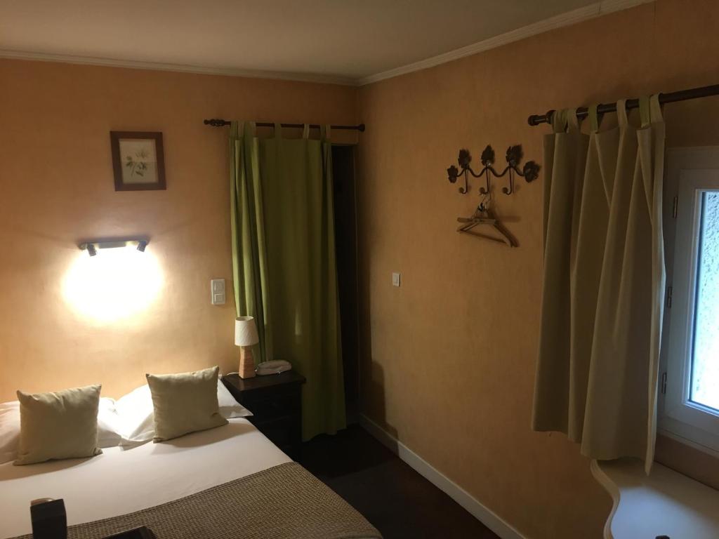 Uma cama ou camas num quarto em Hôtel du Parc