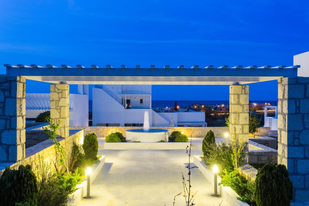 Blick auf den Innenhof bei Nacht mit Lichtern in der Unterkunft Triton Sea View Villa in Georgioupoli