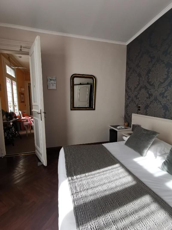 Uma cama ou camas num quarto em Hôtel du Parc