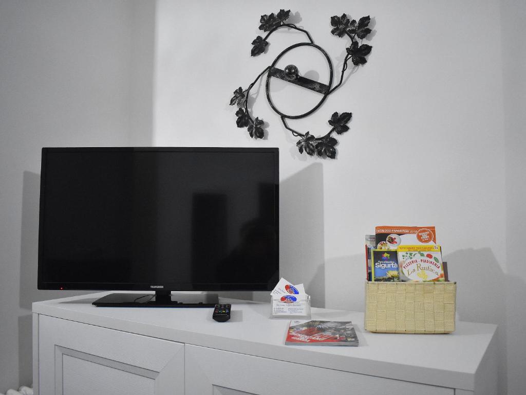 Televiisor ja/või meelelahutuskeskus majutusasutuses Red & Blu Apartments