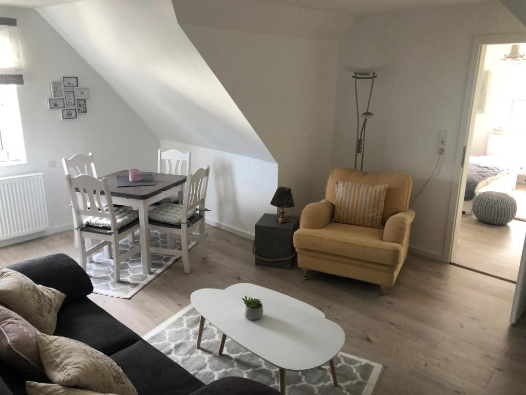 sala de estar con sofá y mesa en Lüneburger Heide, en Soltau