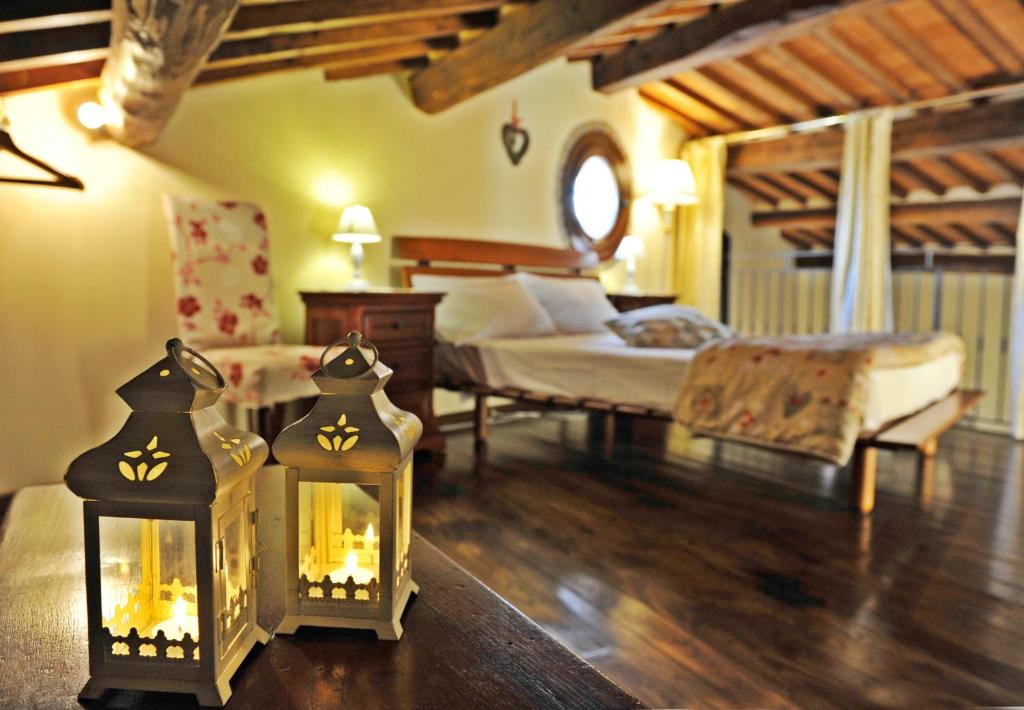 un soggiorno con divano e un letto in una camera di Casa Vacanze Michelangelo ad Arezzo