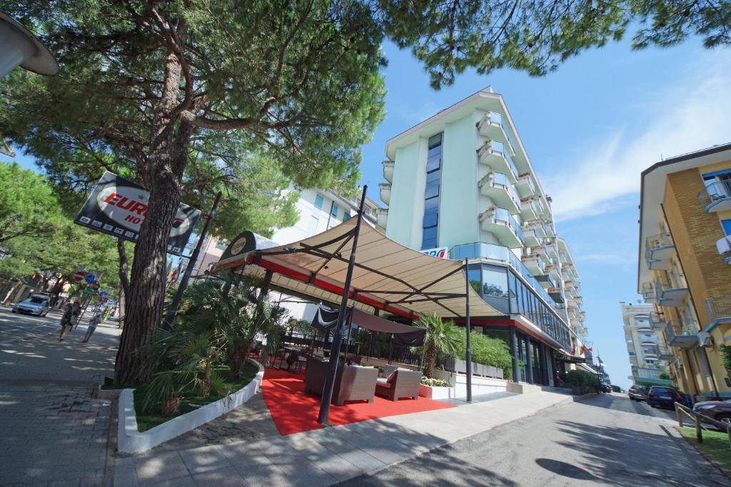 un bâtiment avec un auvent dans une rue de la ville dans l'établissement Hotel Europa, à Lido di Jesolo