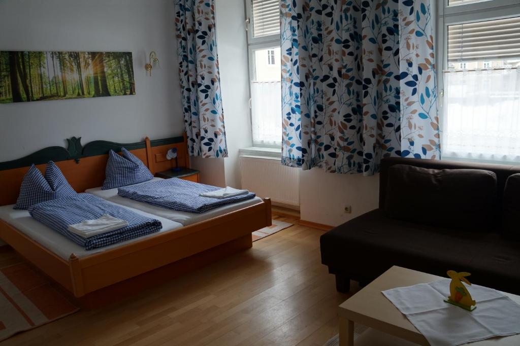 Postel nebo postele na pokoji v ubytování Luise Wehrenfennig & Haus EvA