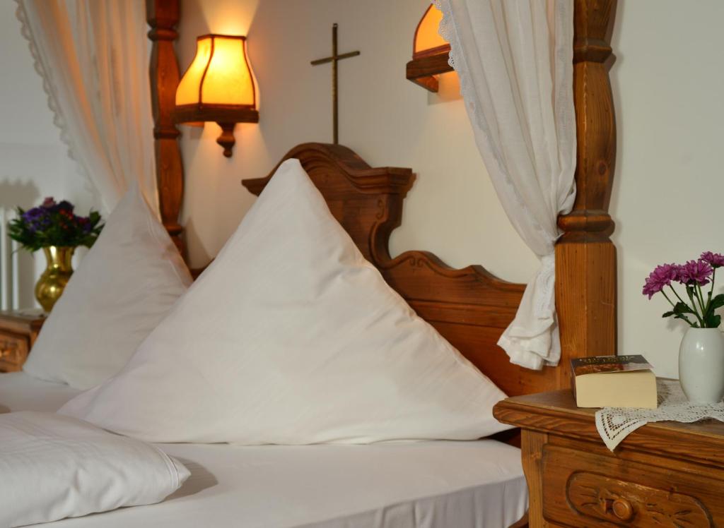 Postel nebo postele na pokoji v ubytování Romantica Hotel Blauer Hecht