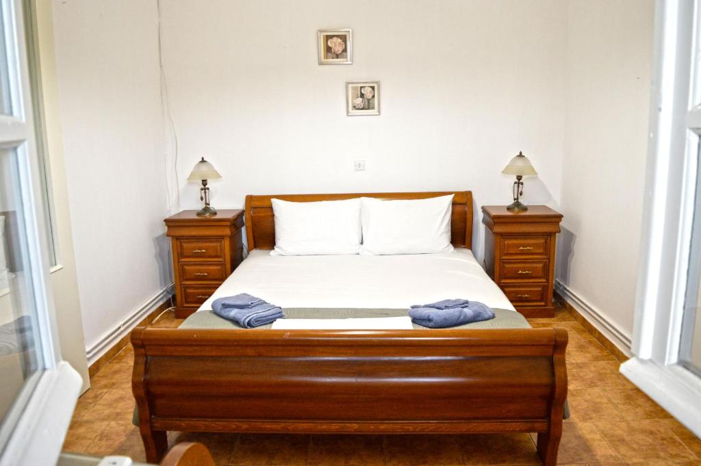 Postel nebo postele na pokoji v ubytování ΒΕΝ ΚΙΝΙ